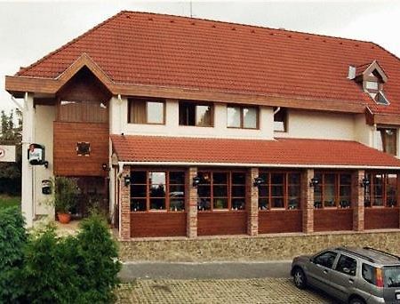Il Gallo Nero - Fekete Kakas Etterem Es Panzio Szombathely Buitenkant foto